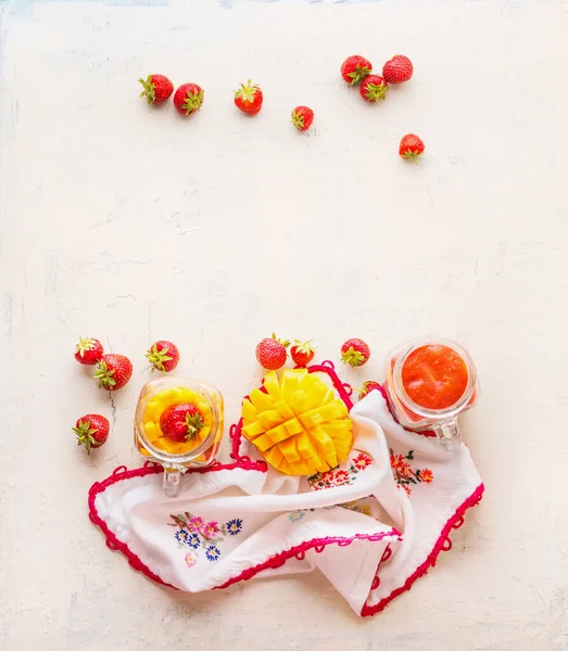 健康的な果物やベリーの朝食の背景 白いテーブルの上にイチゴとマンゴースムージーとガラス瓶 スペースのコピー — ストック写真
