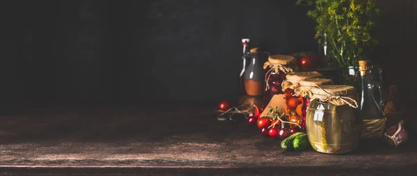 배경에 항아리에 다양하게 발효된 채소와 과일을 통조림 수확의 집에서 — 스톡 사진