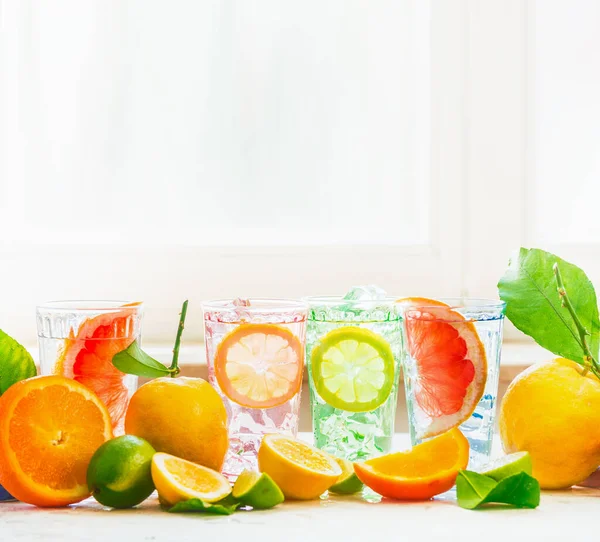 Letni Orzeźwiający Drink Party Słońcu Białym Stole Różnymi Owocami Cytrusowymi — Zdjęcie stockowe