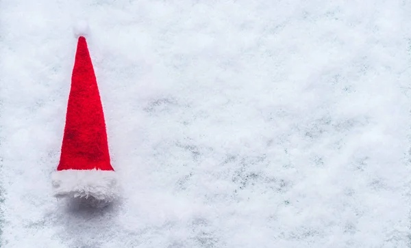Санта Шляпа Фоне Снега Рождественская Идея Плоский Лежал Копирование Пространства — стоковое фото