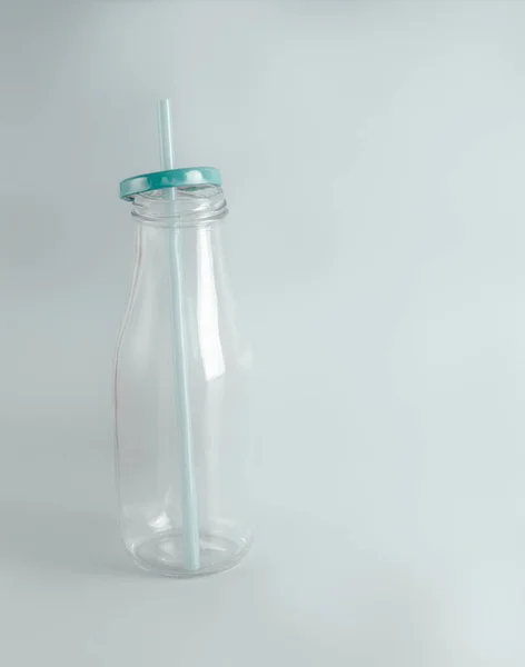 Bottiglia Vuota Con Paglia Bere Vetro Ecologico Concetto Rifiuti Zero — Foto Stock