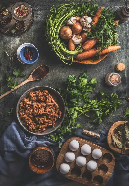 Finom Főzés Ízesített Darált Hús Fából Készült Tálban Zöldségekkel Fűszerekkel — Stock Fotó
