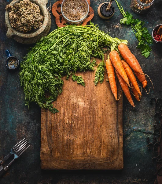 粗俗的食物背景 切菜板上有一串绿色的胡萝卜 顶部视图 健康的家庭烹调 家常菜 — 图库照片