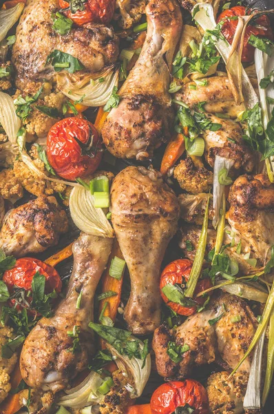 Draufsicht Auf Gebratenes Huhn Und Gemüse Aus Nächster Nähe Grillen — Stockfoto