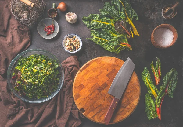 Rustikales Vegetarisches Essen Hintergrund Mit Leerem Schneidebrett Messer Und Bunten — Stockfoto