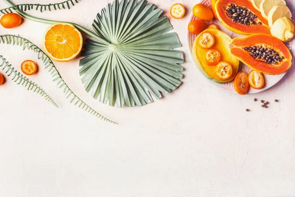 Tropische Exotische Früchte Mit Obstteller Und Palmblättern Auf Weißem Schreibtischhintergrund — Stockfoto