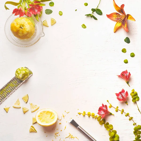 Vit Mat Bakgrund Med Citronsaft Lime Zest Och Blommor Ovanifrån — Stockfoto