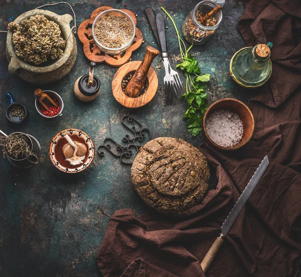 Domácí Celozrnný Chléb Tmavém Kuchyňském Stole Nožem Kuchyňským Nářadím Ingrediencemi — Stock fotografie