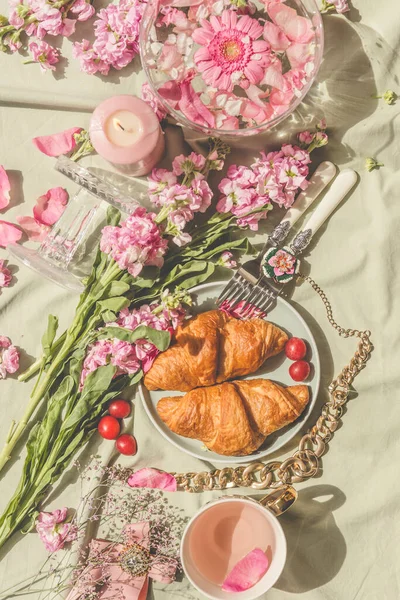 Solig Estetisk Picknick Med Croissanter Rosa Blommor Gäng Rosenblad Och — Stockfoto