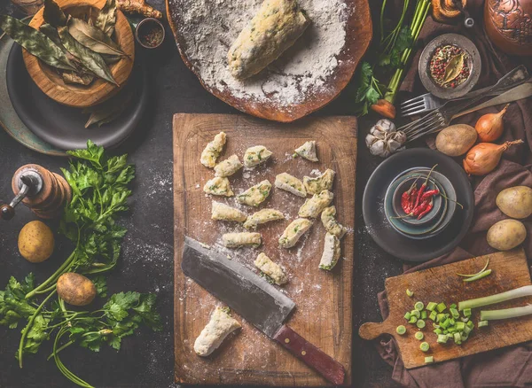 Hausgemachte Gnocchi Zubereitung Kartoffelteig Auf Dunklem Rustikalem Küchentisch Mit Schneidebrett — Stockfoto