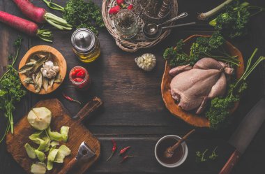 Yemek arkaplanı koyu kırsal mutfak masasında çiğ tavuk ve lezzetli ev yemekleri için malzemeler. Limon, bal ve hardalla marine edilmiş tavuk ve tavuk. Ev yemekleri. Üst görünüm