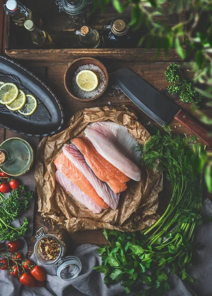 一组五彩斑斓的鱼片在生态友好的纸上 用新鲜的有机配料在乡村厨房桌子的背景上做美味的家庭烹调 顶部视图 安静的生活 健康的自制料理 — 图库照片