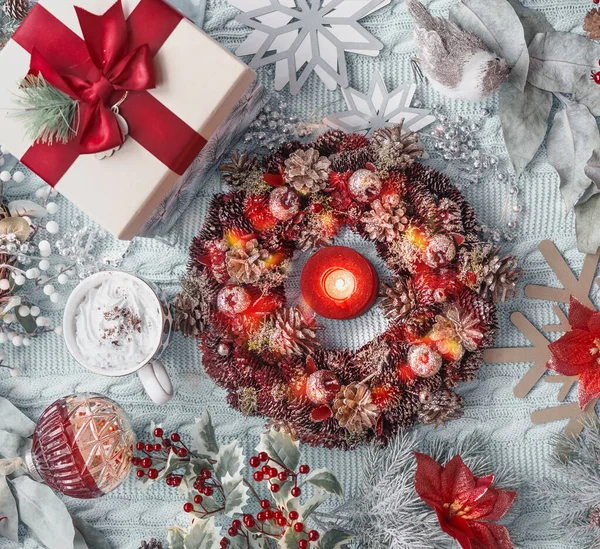 圣诞理念 杯子中的热巧克力 圣诞花 圣诞球 以及浅蓝色纺织品背景的冬青 顶部视图 — 图库照片