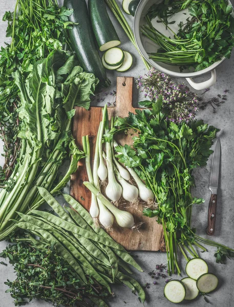 Variedad Verduras Hierbas Verdes Una Mesa Cocina Rústica Con Una — Foto de Stock
