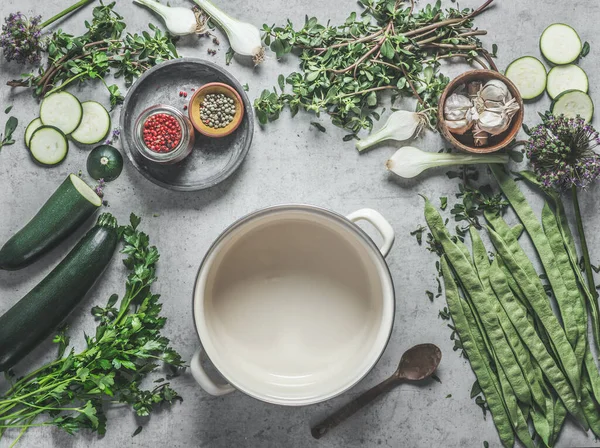 Разнообразные Полезные Зеленые Ингредиенты Бетонном Кухонном Столе Специями Белым Варочным — стоковое фото