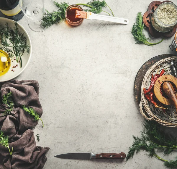 Lebensmittelhintergrund Mit Küchenutensilien Und Zutaten Für Fleischmarinade Auf Grauem Betontisch — Stockfoto