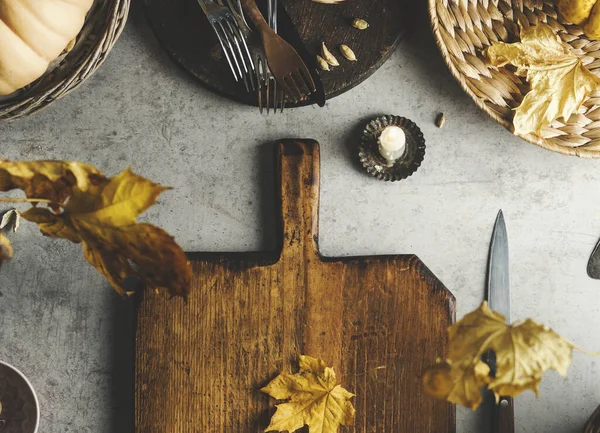 Herbstlicher Kochhintergrund Mit Holzschneidebrett Gelben Herbstblättern Messer Und Kürbis Auf — Stockfoto