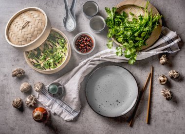 Vejetaryen hamur köfteleri, soslu ve taze Asya bitkileriyle servis ediliyor. Yüksek kaliteli malzemeli geleneksel yemek konsepti. Şitake mantarı. Üst görünüm