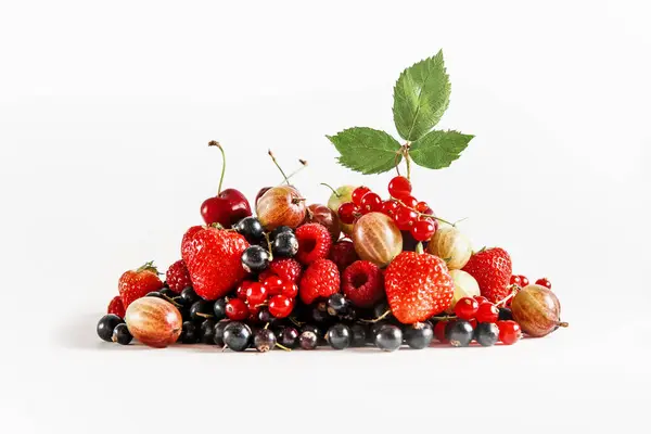 白い背景にさまざまな夏の果物や果実のヒープ カラント イチゴ チェリー ラズベリー グースベリー ジャム夏の食材 フロントビュー ストック写真