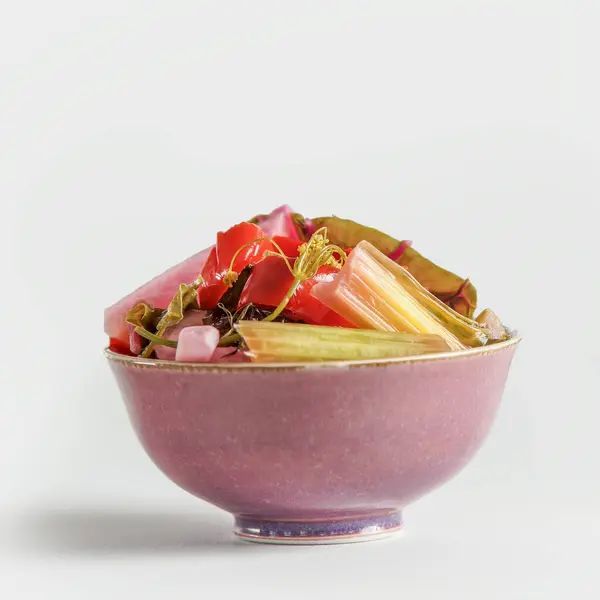 白い背景にさまざまなピクルス野菜が入ったボウル 健康的な食べ物 フロントビュー ロイヤリティフリーのストック画像