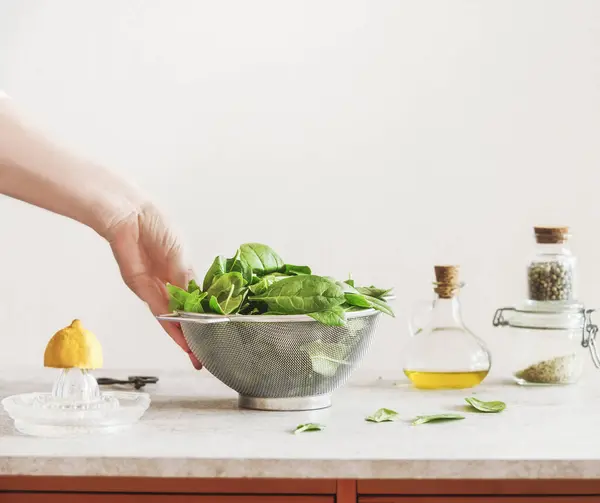 Mutfak Masasında Limon Zeytin Yağı Kavanozlarda Bitki Tuzu Biber Bulunan Telifsiz Stok Fotoğraflar