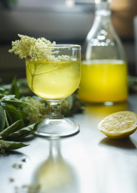 Bir bardak lezzetli elderflower likörü ve taze mürver çiçekleri. Ön görünüm