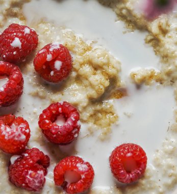 Sütlü ahududu lapası ve yulaf. Mevsimlik böğürtlenli sağlıklı kahvaltı. Üst görünüm.