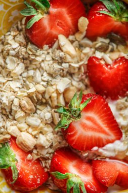 Yulaf gevreğini fındık ve çilekle kapat.