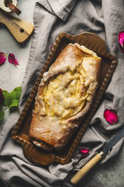 Gül yapraklarıyla örtünmüş kumaş üzerinde nefis ev yapımı babka keki.