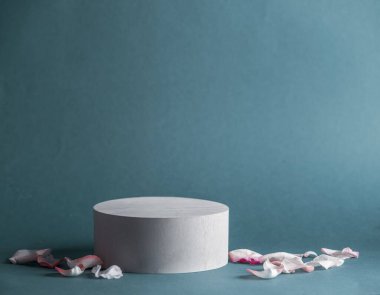 Podyum ve gül yapraklı mavi ürün sergisi. Ürün tanıtımı için sahne gösterisi