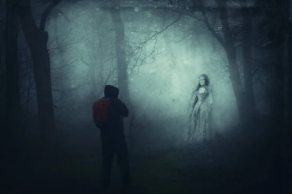 超自然的な概念 ヴィンテージのドレスを着た悪魔 幽霊を見ているハイカー 不気味な霧の森の中に立っている 気味の悪い冬の日 — ストック写真