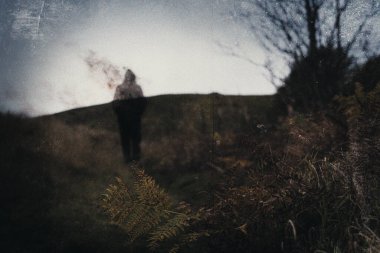 Kırsalda tüyler ürpertici bir gecede kaybolan hayalet figürü.