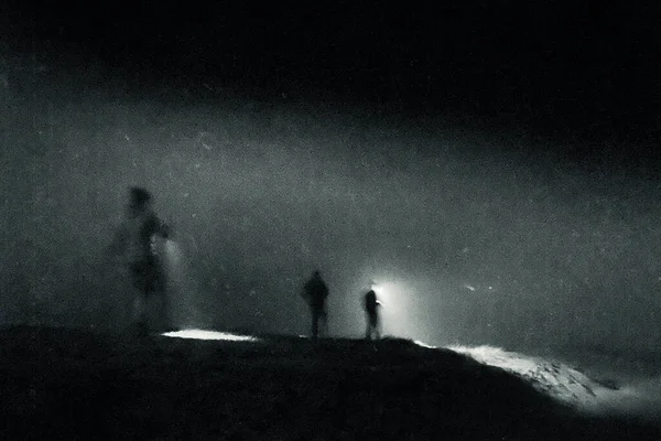 一个令人生畏的概念模糊的神秘人物 在雾中走在山上 在一个雾蒙蒙的冬夜 — 图库照片