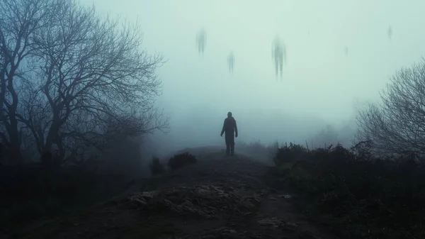 一个男人抬头看着天空中神秘的飘浮的人影 在毛茸茸的雾中 乡间的冬天 — 图库照片