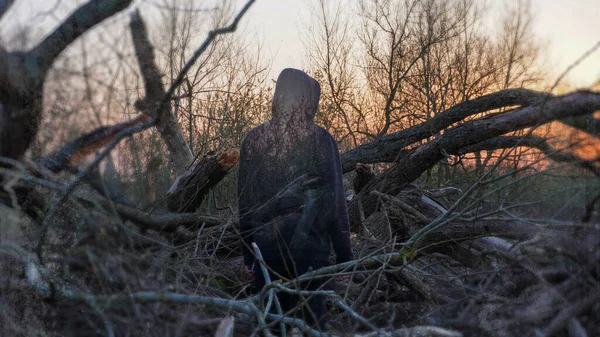 Günbatımını Izleyen Ürkütücü Şeffaf Bir Hayalet Figürü Kırsal Kesimde Ürkütücü — Stok fotoğraf