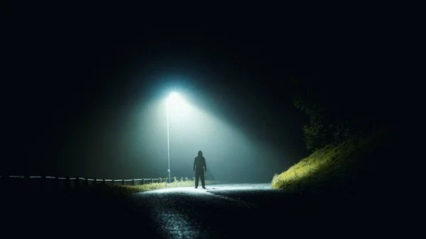 Дивна Капюшоном Фігура Стоїть Під Вуличним Світлом Атмосферу Туманної Ночі Ліцензійні Стокові Фото
