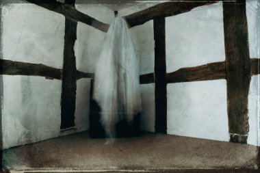 Odanın köşesinde yüzen ürkütücü bir hayalet. Tarihi bir evde. Bir grunge düzenleme ile.