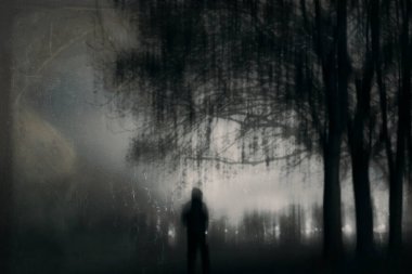 Perili bir kukuletalı figür. Ürkütücü bir kış gecesinde ağaçların altında dikiliyorum kırsal kesimde grunge, tarihi bir fotoğraf düzenleme ile