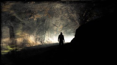 Geceleri kırsalda parlayan gözleri olan şeytani bir siluetin gölgesi. Korkunç bir montajla.