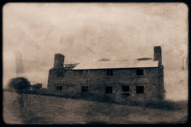 Kırsal kesimde terk edilmiş ürkütücü bir çiftlik evi, grunge vintage montajlı..