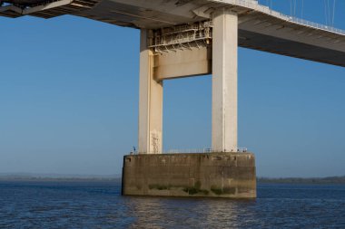 Severn Estuary, İngiltere üzerinde bir otoyol asma köprüsü.