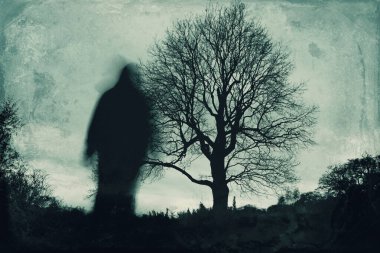 Bulanık hayalet figürüne bakıyorum. Kışın bir ağacın yanında dikiliyorum. Koyu bulanık grunge düzenleme ile.