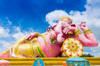 Hindu bilgelik tanrısı ve yeni başlangıçlar olan dingin ve görkemli Lord Ganesha, büyük bir kaideye yaslanmış bir şekilde resmedilmiştir.. 