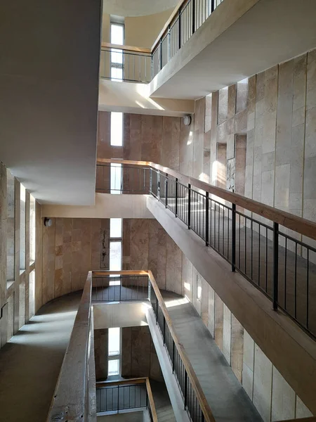Treppen Steigen Hochhaus Mehrgeschossige Überführung Zwischen Den Stockwerken — Stockfoto