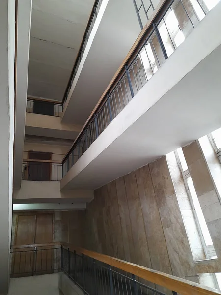 楼梯的飞行 高楼大厦 楼层之间的多层立交桥 — 图库照片