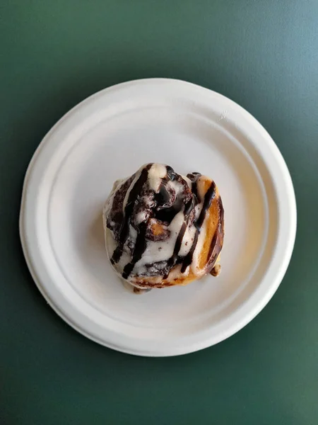 Торт Торт Тарілці Апетитний Торт Зеленому Фоні — стокове фото