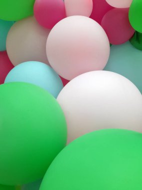 Balonlar. Beyaz-yeşil balonlar. Tebrik kartı. Balonların şenlikli arka planı