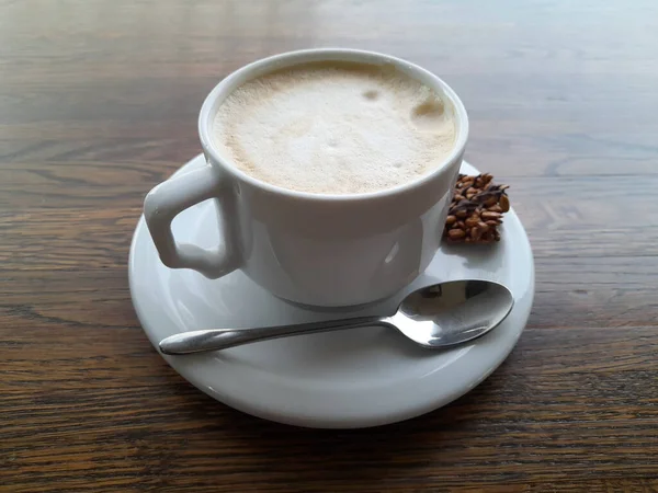 Egy Csésze Kávé Egy Asztalon Fehér Csésze Csészealjjal Kanállal — Stock Fotó
