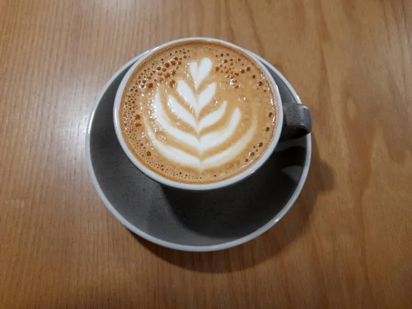 Kaffeetasse Vorhanden Graue Tasse Mit Kaffee Auf Einem Holztisch — Stockfoto