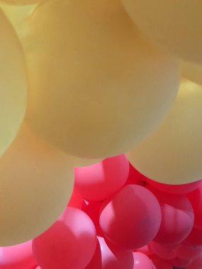 Kırmızı ve sarı balonlar. Posta kartları ve el ilanları için kırmızı-sarı balonların arka planı